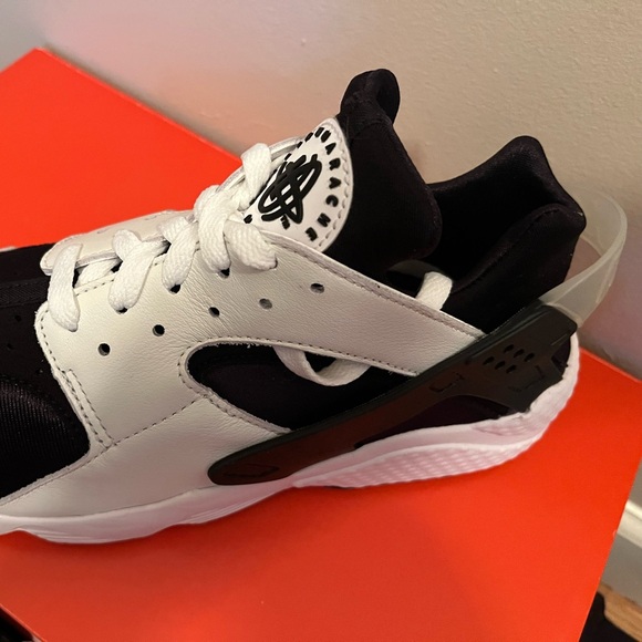 Men’s Nike Air Huarache running shoes. - Picture 5 of 9